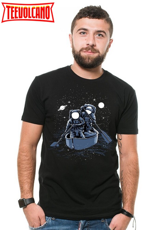 Space Astronaut Kayaking T shirts Funny Astronaut In a Boat Tee Shirt