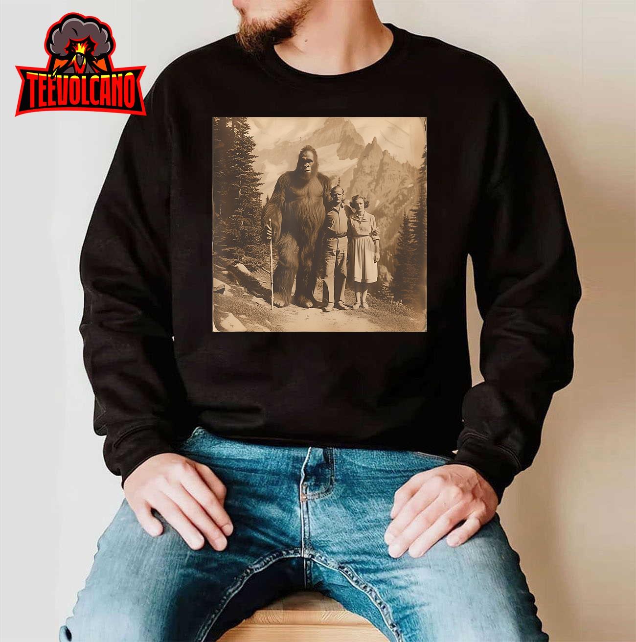 Funny Bigfoot Photo Vintage Hiking Sasquatch Bigfoot Fans T-Shirt